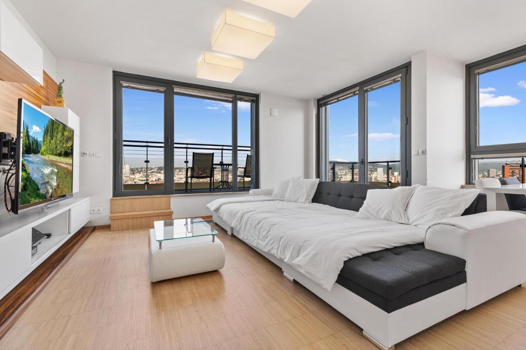 Sky Apartman In Bratislava - With 2 Parking Places Bagian luar foto