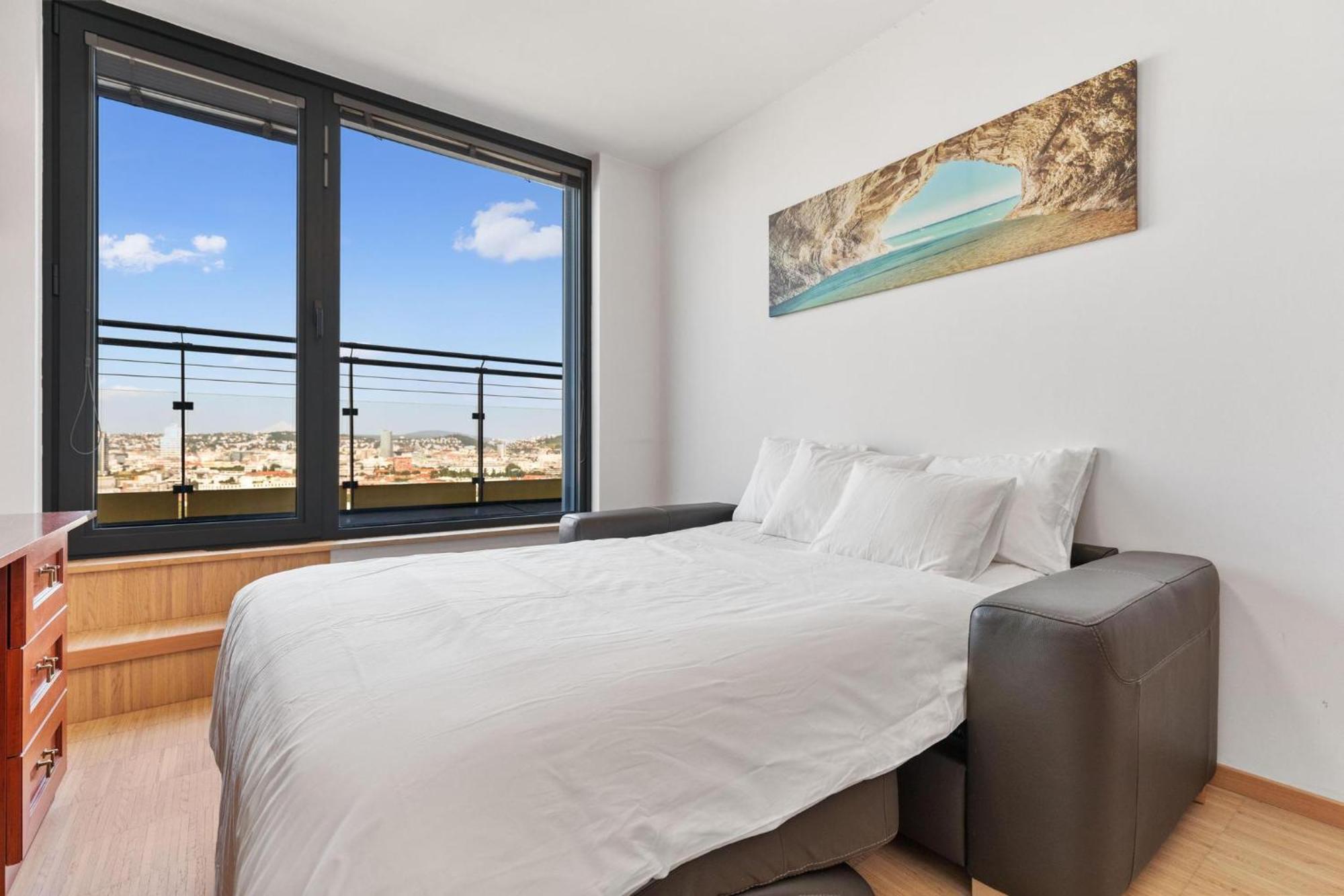 Sky Apartman In Bratislava - With 2 Parking Places Bagian luar foto