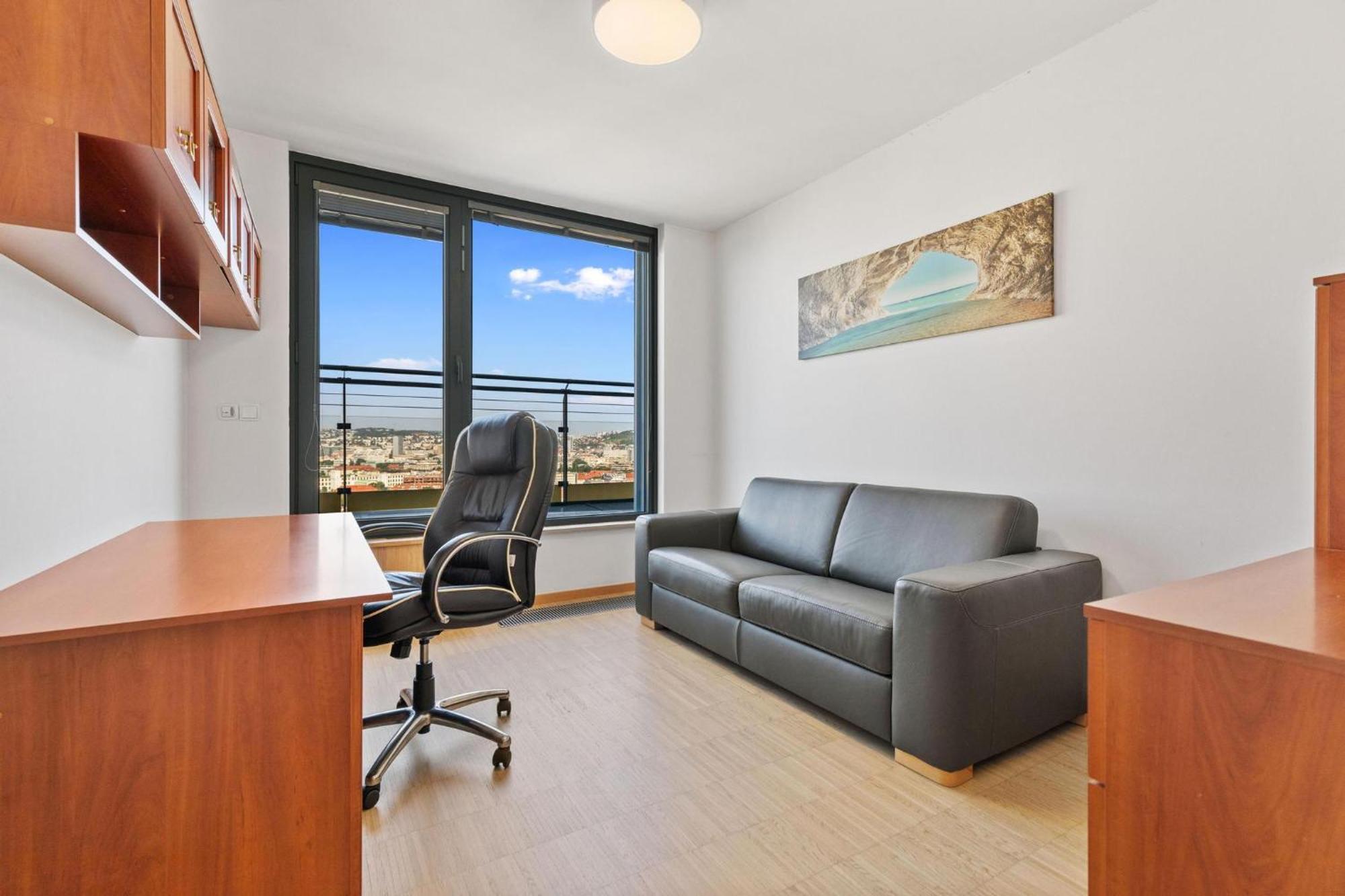 Sky Apartman In Bratislava - With 2 Parking Places Bagian luar foto