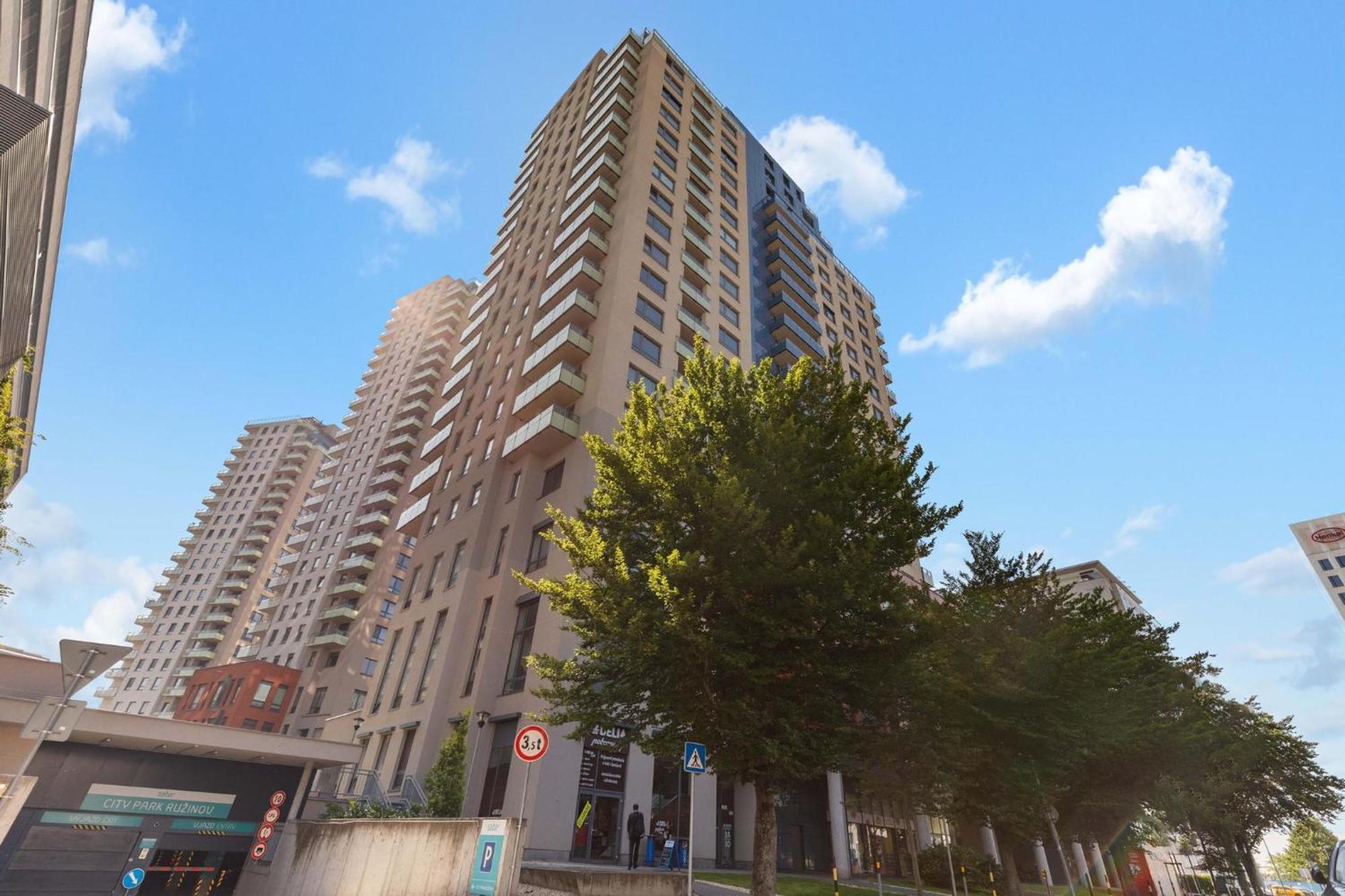 Sky Apartman In Bratislava - With 2 Parking Places Bagian luar foto